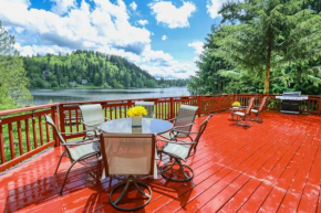 Family Oasis on Lake Desire Kayaks and Grill!